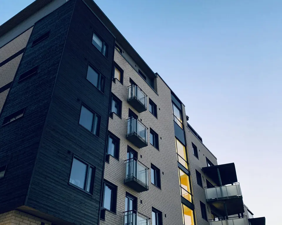 Modern bir konut sitesi ve apartman yönetimi sistemi için bina görünümü